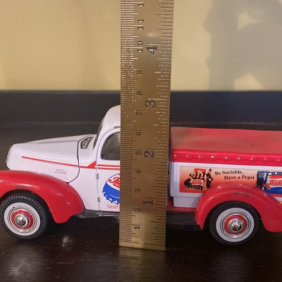 1940’s Ford Pepsi Cola die cast truck toy. Still rolls, axels move, hood lifts. - Picture 8 of 8
